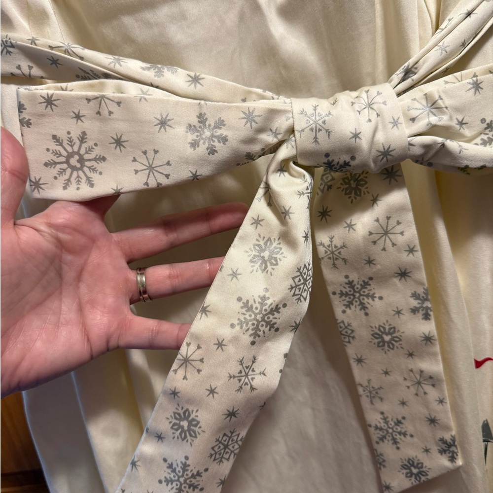 Disney Cream Midi Dress Size 2xl with Winter wonderland Castle Print - Picture 7 of 11